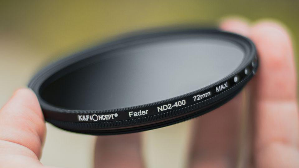 Hand hält einen variablen ND-Filter mit 72-mm-Gewinde